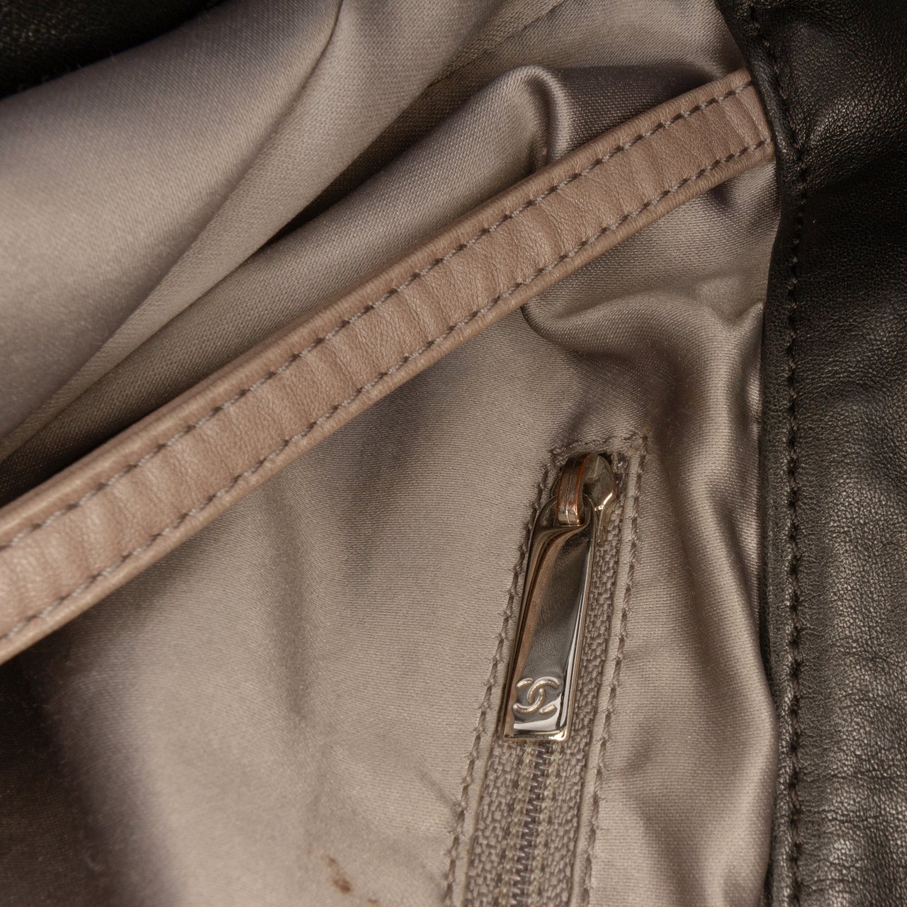 Chanel Calfskin Modern Chain Rhodoid Hobo Zwart