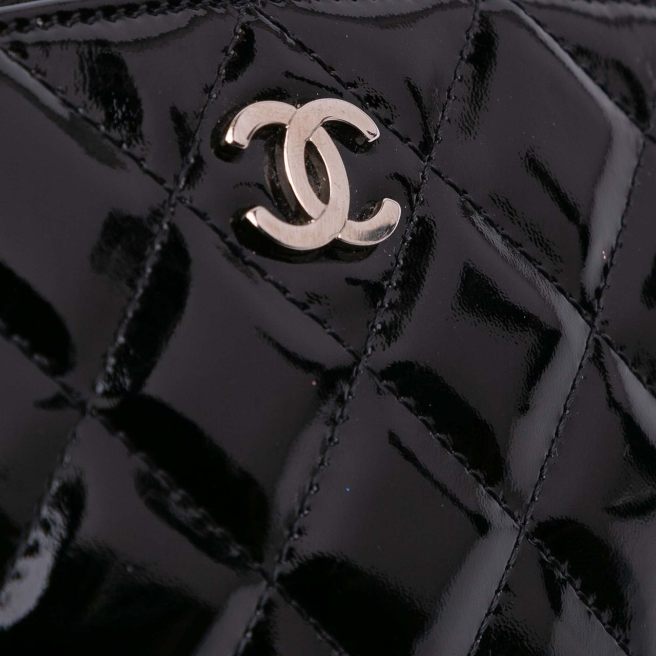 Chanel CC Quilted Patent Cosmetic Pouch Zwart