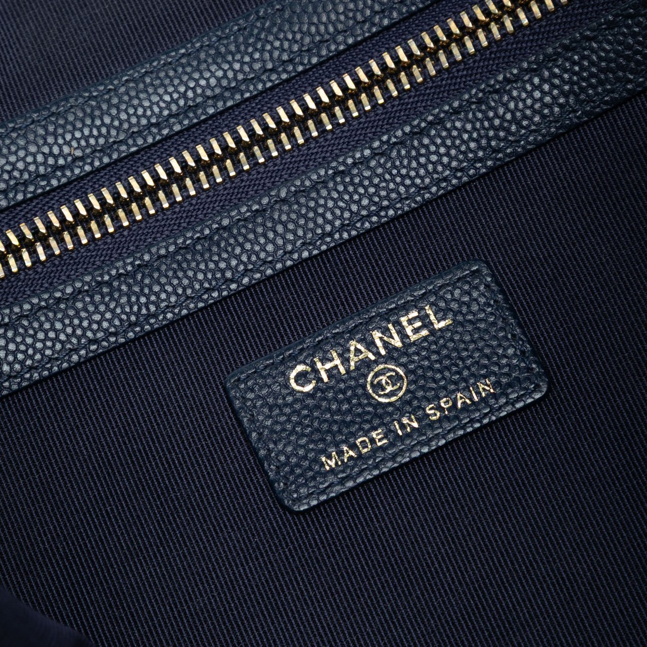 Chanel Large Quilted Caviar O Case Clutch Blauw