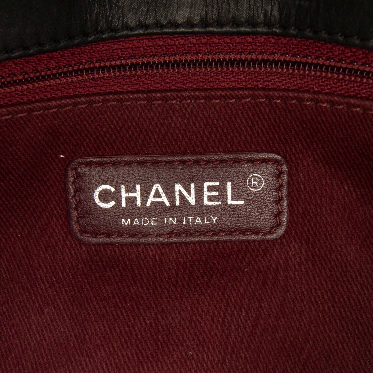 Chanel Chocolate Bar Iridescent Calfskin Bubble Flap Zwart