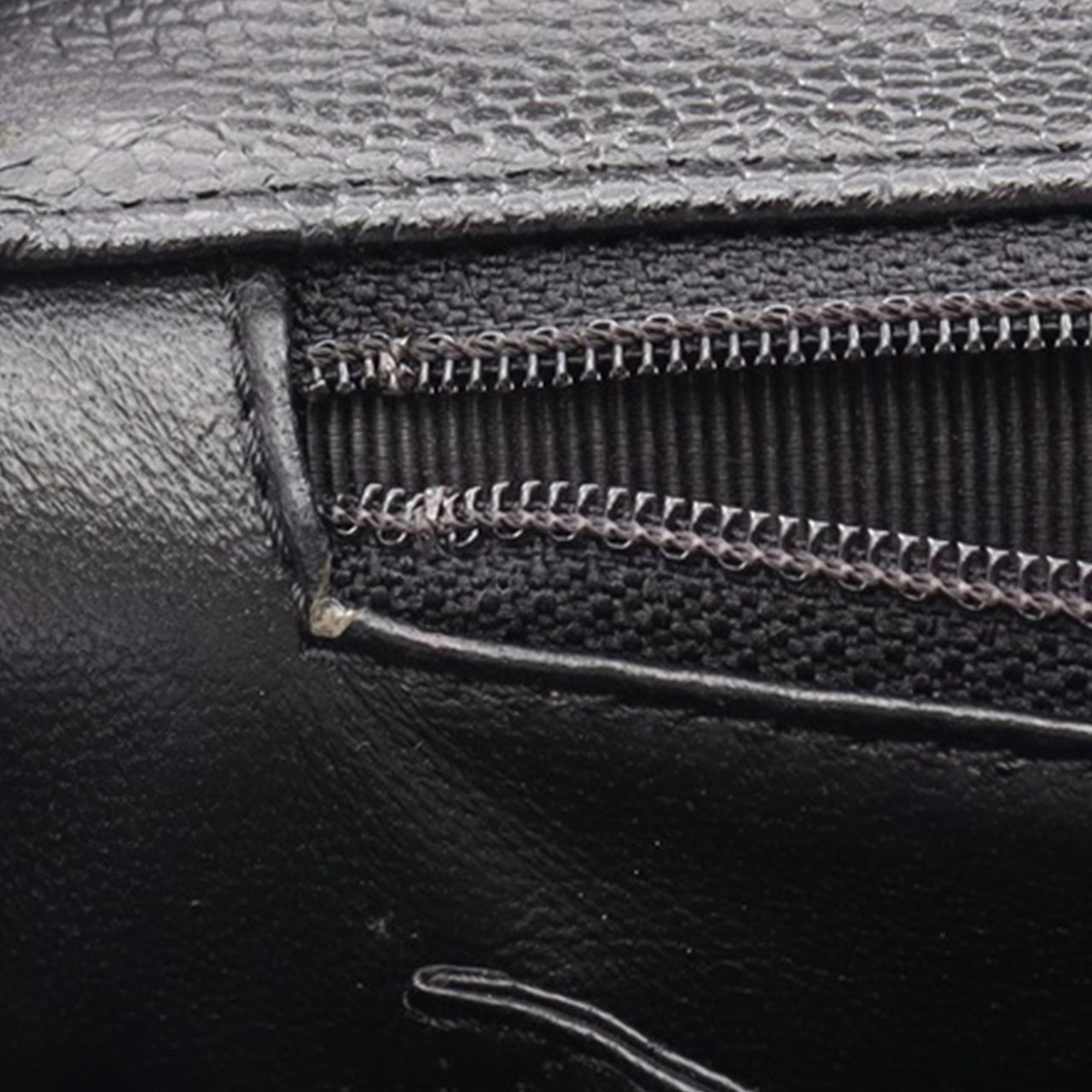 Chanel CC Quilted Caviar Kelly Top Handle Bag Zwart
