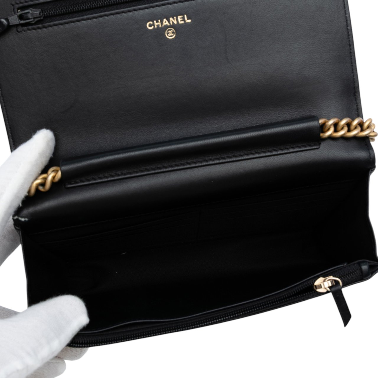 Chanel Chevron Quilted Calfskin Boy Wallet On Chain Zwart