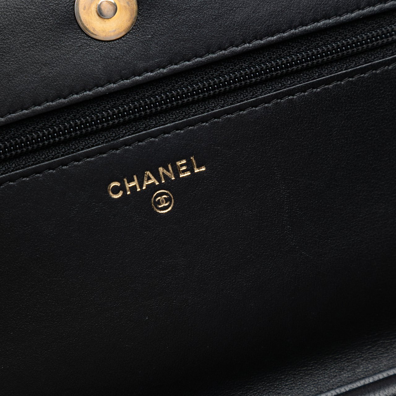 Chanel Chevron Quilted Calfskin Boy Wallet On Chain Zwart