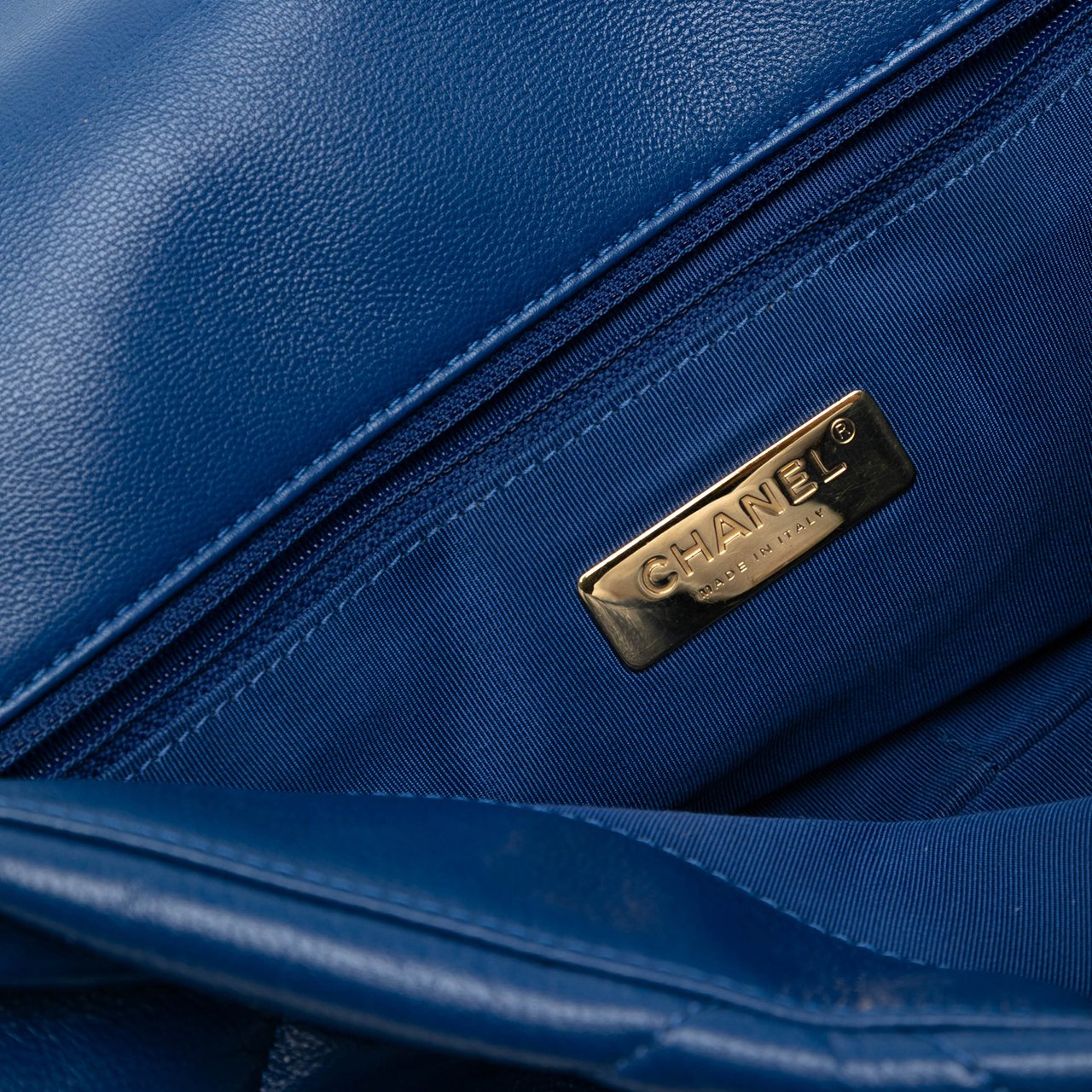 Chanel Maxi Lambskin 19 Flap Blauw