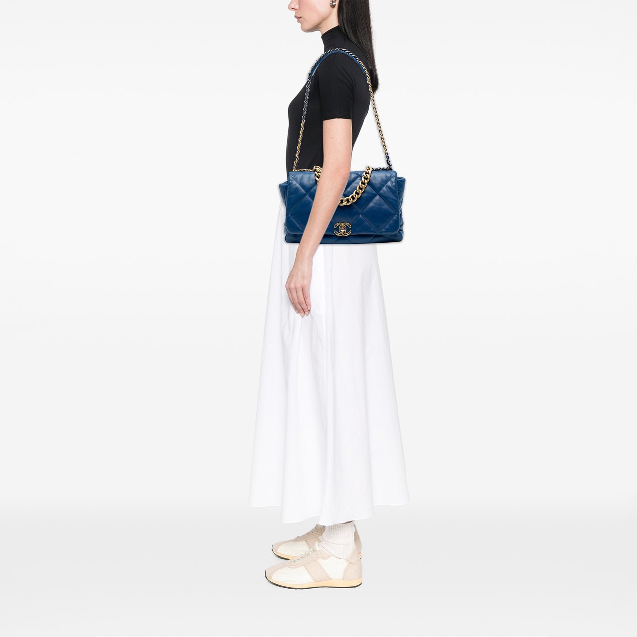 Chanel Maxi Lambskin 19 Flap Blauw