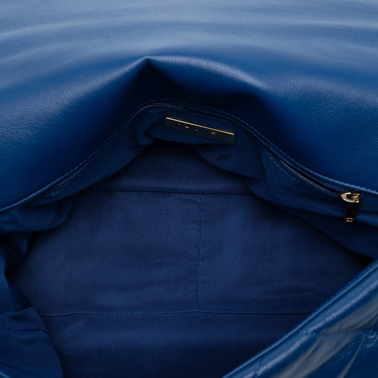 Chanel Maxi Lambskin 19 Flap Blauw