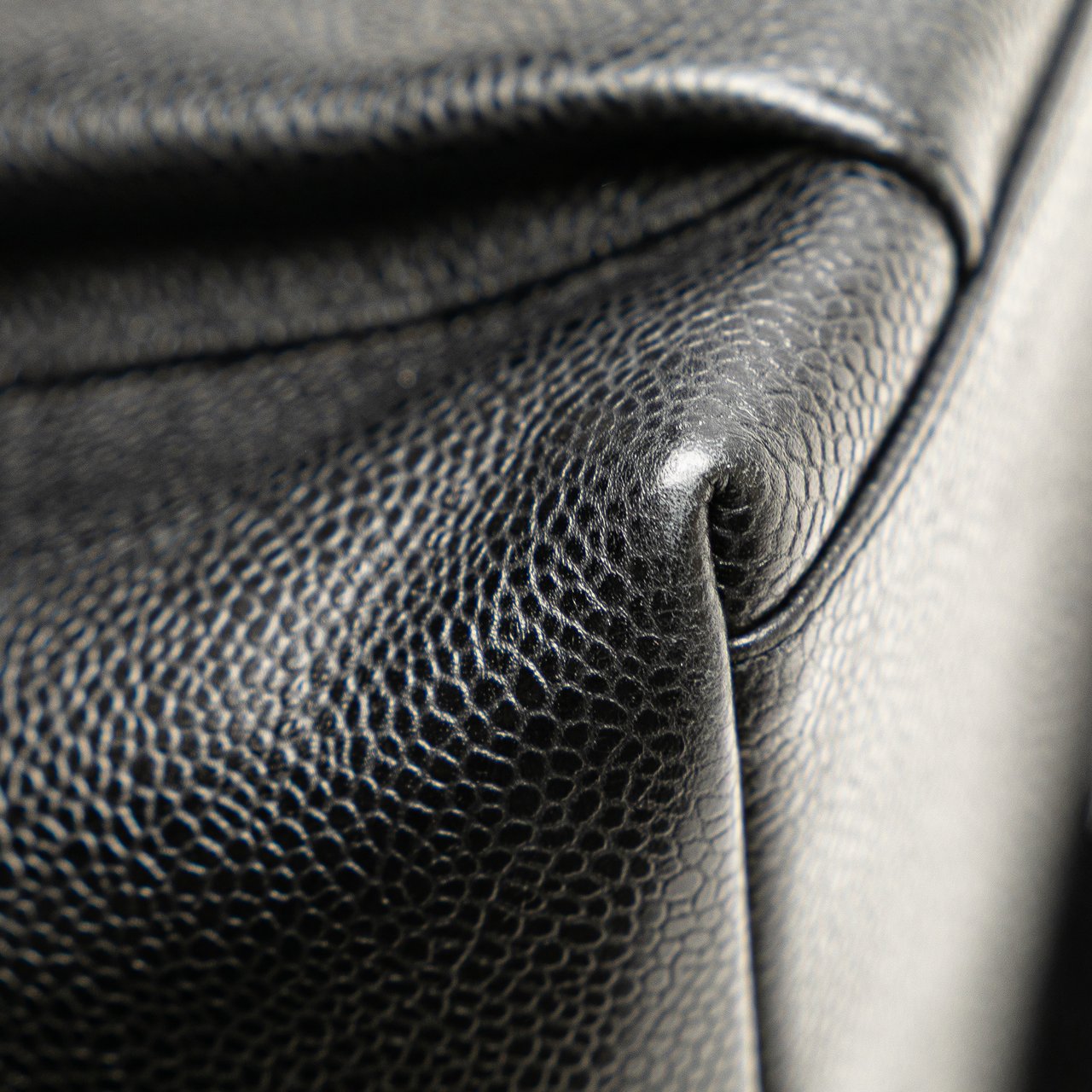 Chanel Caviar Front Pocket Chain Tote Zwart