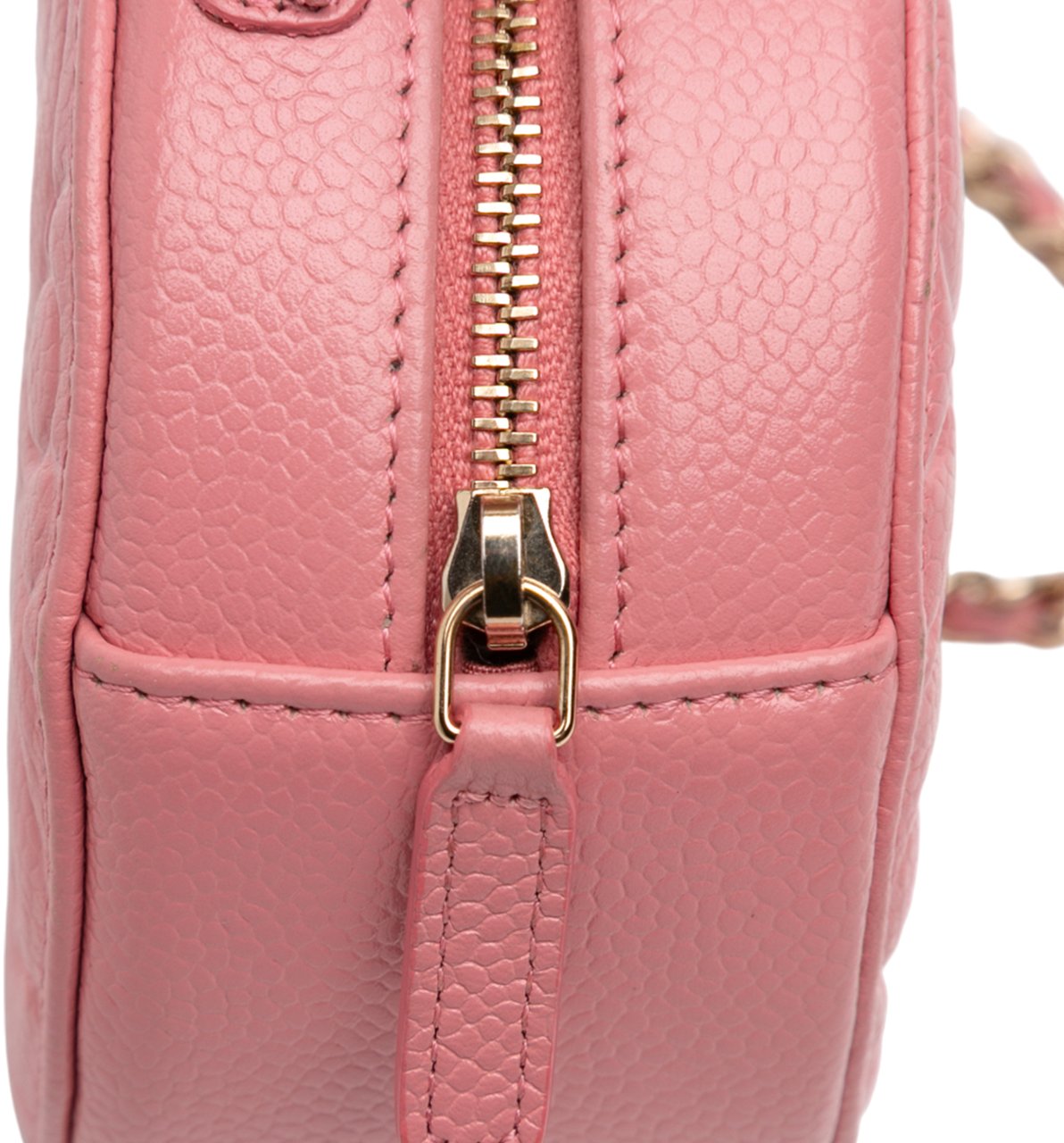 Chanel CC Embossed Caviar Camellia Round Clutch With Chain Roze