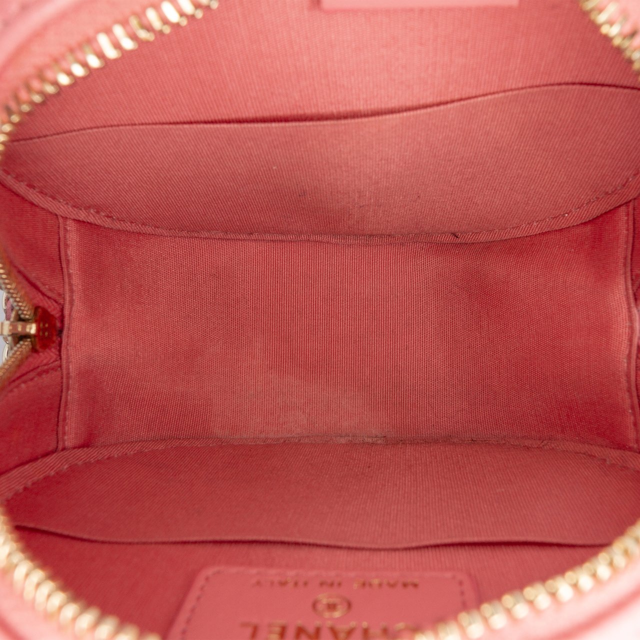 Chanel CC Embossed Caviar Camellia Round Clutch With Chain Roze
