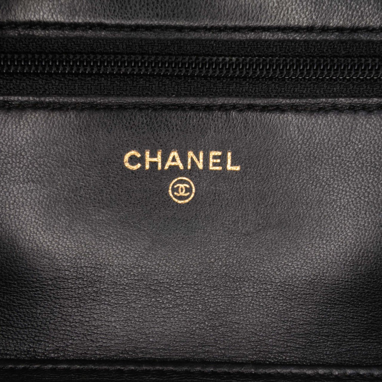 Chanel Camellia Embossed Lambskin Wallet On Chain Zwart