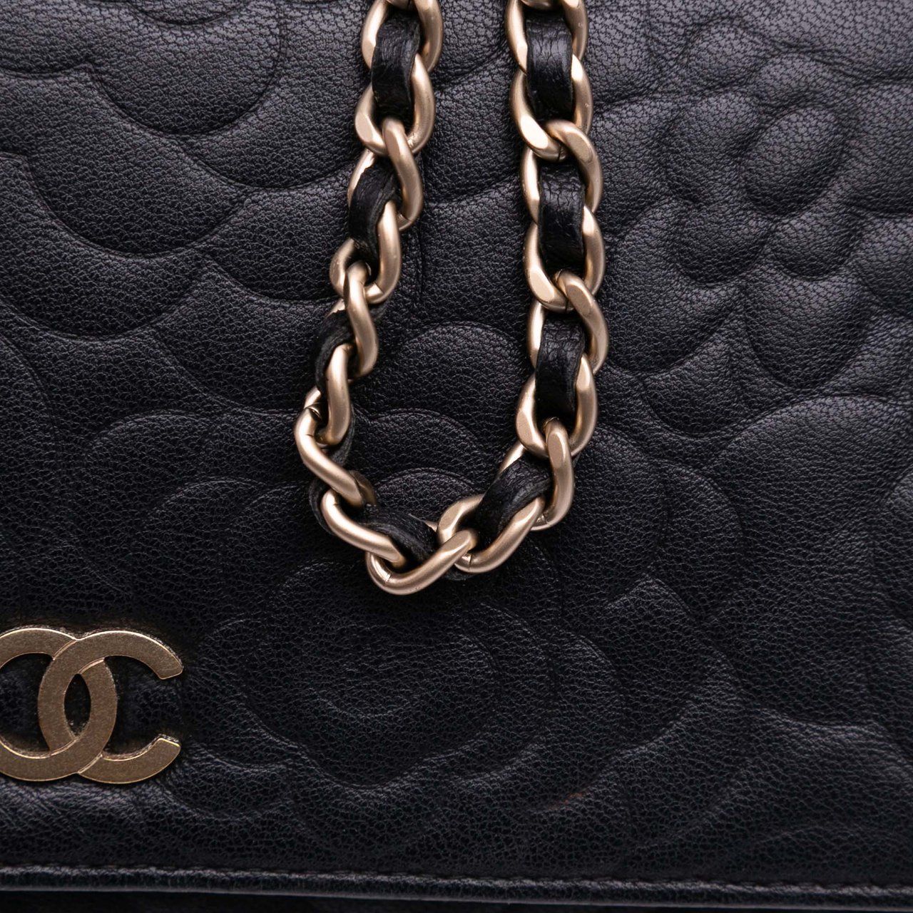 Chanel Camellia Embossed Lambskin Wallet On Chain Zwart