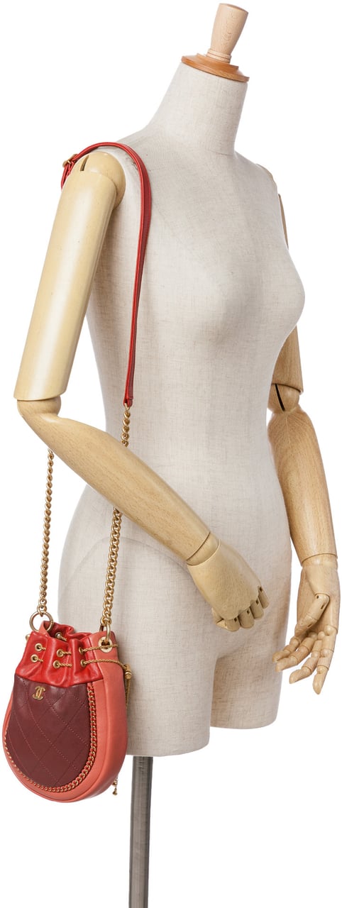 Chanel CC Quilted Calfskin Drawstring Bucket Bag Rood