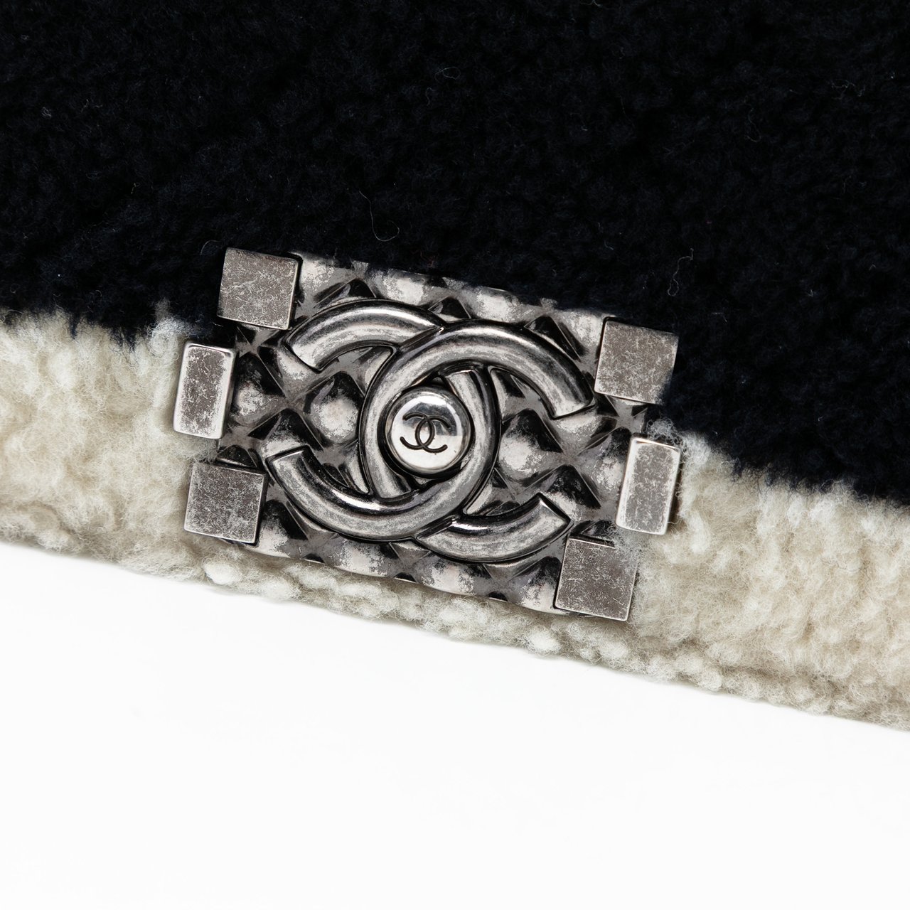 Chanel Old Medium Bicolor Shearling Boy Flap Zwart