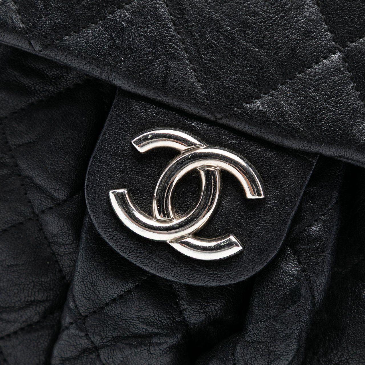 Chanel Medium Quilted Washed Lambskin Chain Around Messenger Bag Zwart