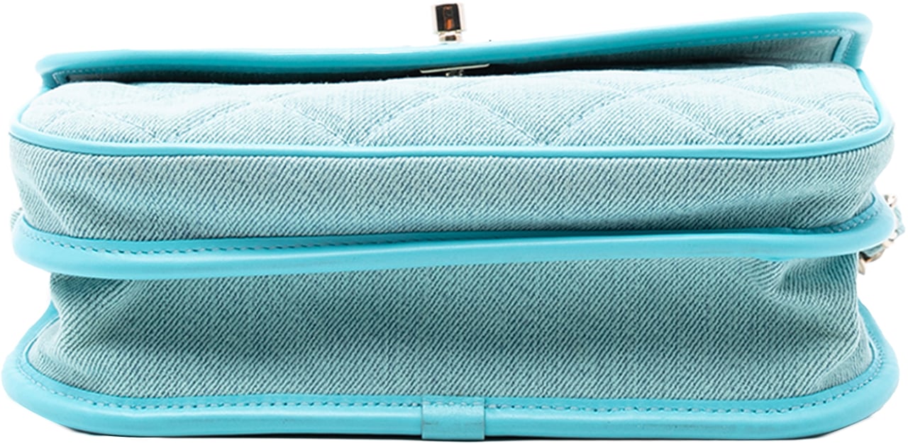 Chanel Small CC Quilted Denim Messenger Flap Blauw