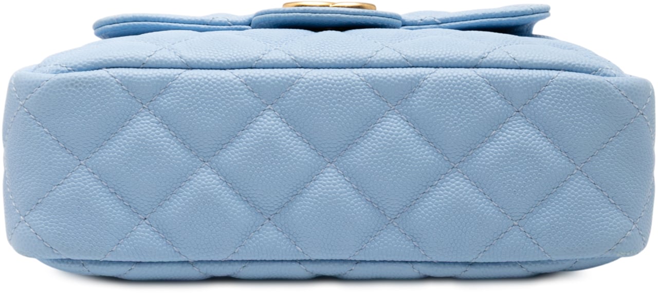 Chanel Small Quitled Caviar Wavy CC Hobo Blauw