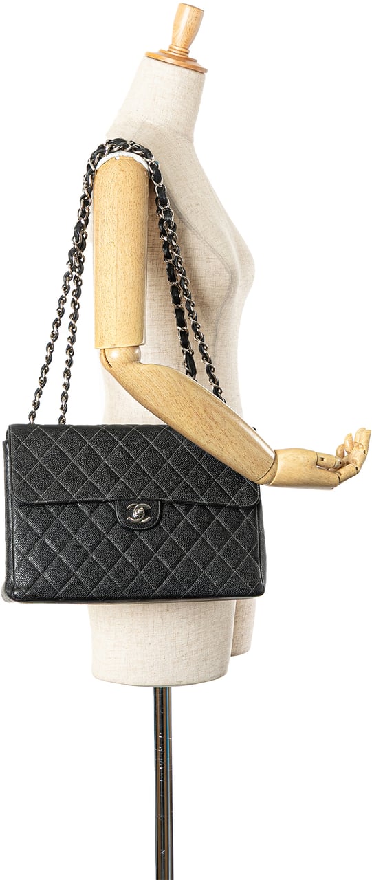 Chanel Jumbo Quilted Caviar Single Flap Zwart