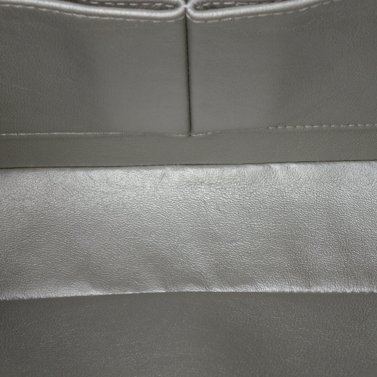 Chanel Medium Classic Iridescent Caviar Double Flap Zilver