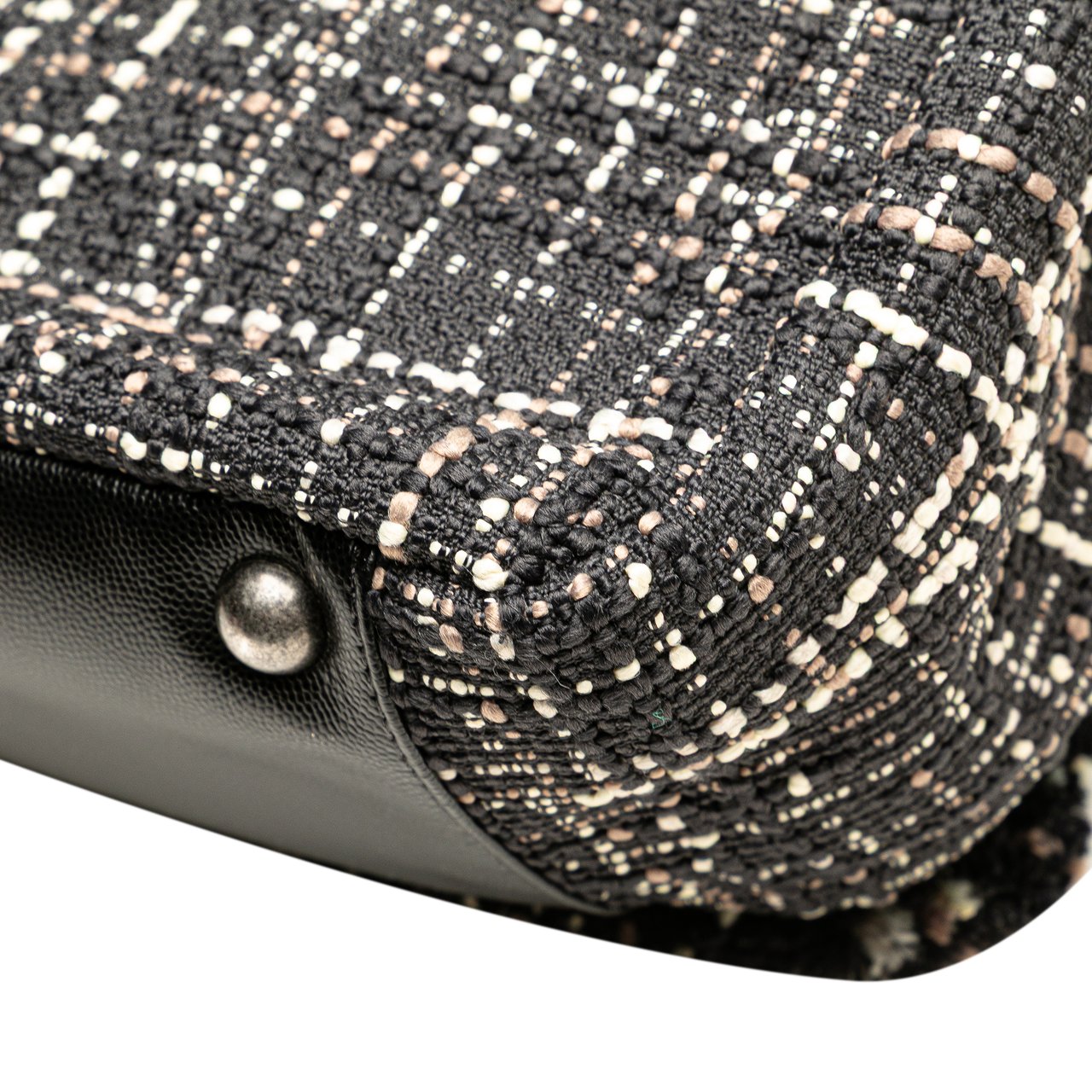Chanel XXL CC Tweed Single Flap Zwart
