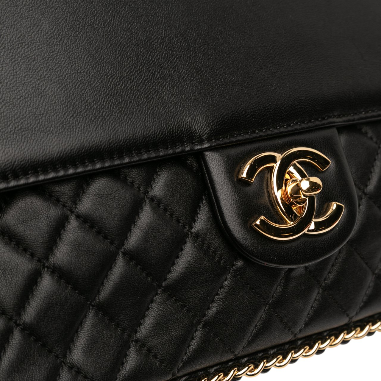 Chanel Quilted Lambskin CC Unchained Flap Clutch Zwart