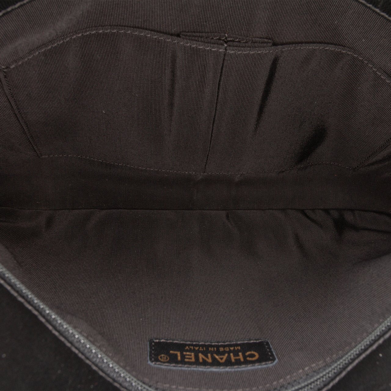 Chanel Quilted Lambskin CC Unchained Flap Clutch Zwart