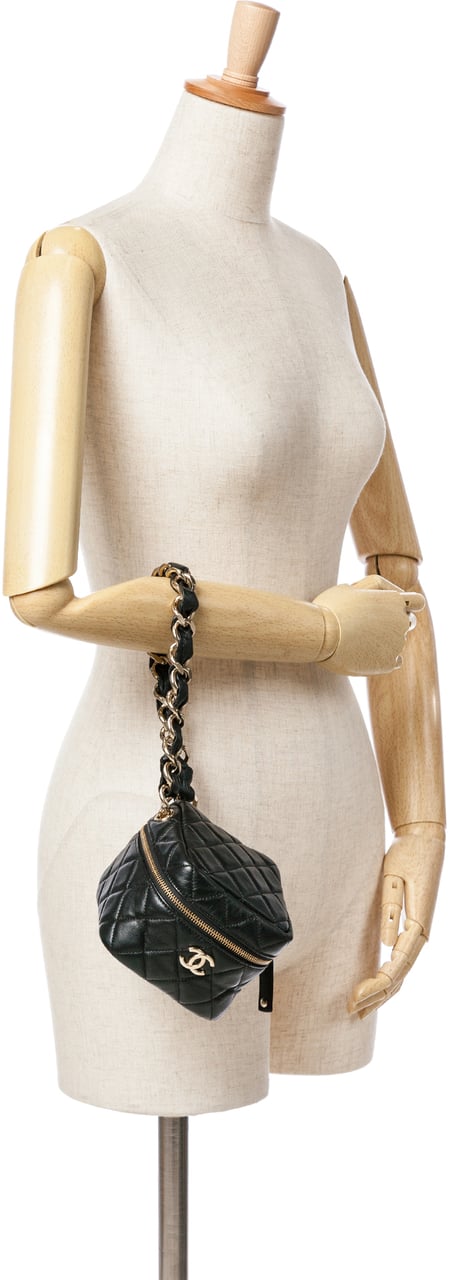 Chanel Quilted Lambskin Cube Chain Wristlet Case Zwart