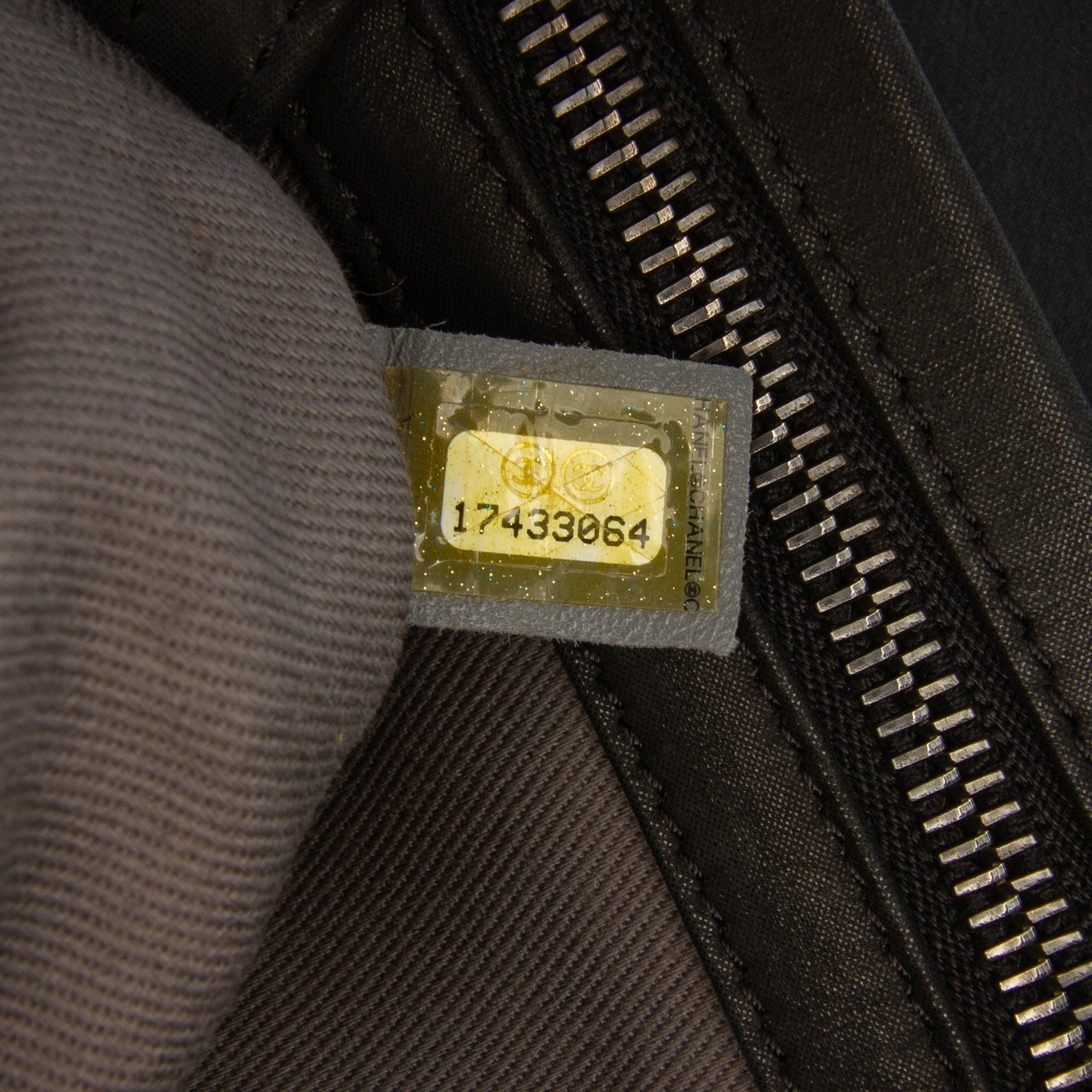 Chanel Large Quilted Iridescent Calfskin Coco Daily Flap Grijs