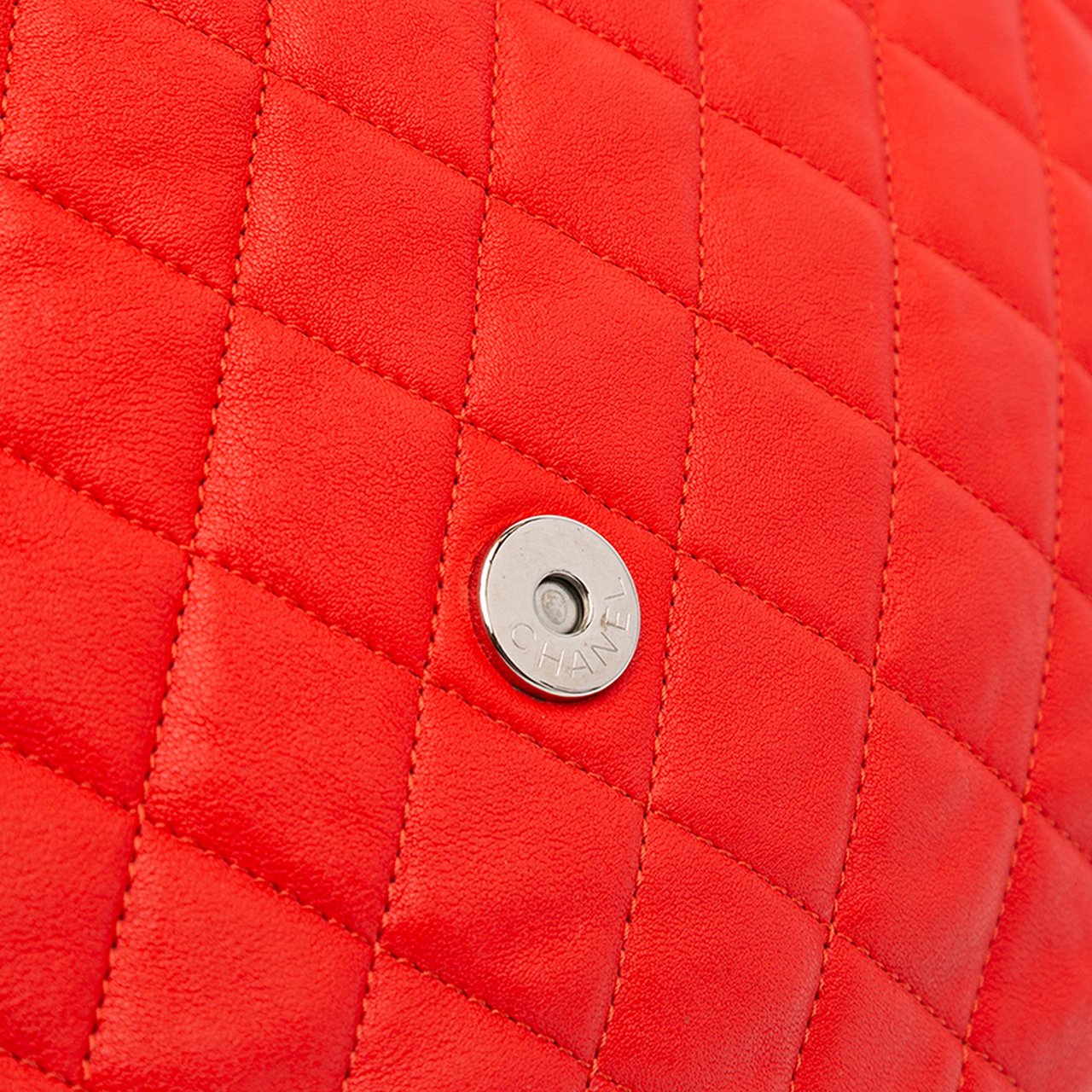 Chanel Maxi Washed Lambskin Chain Around Flap Rood