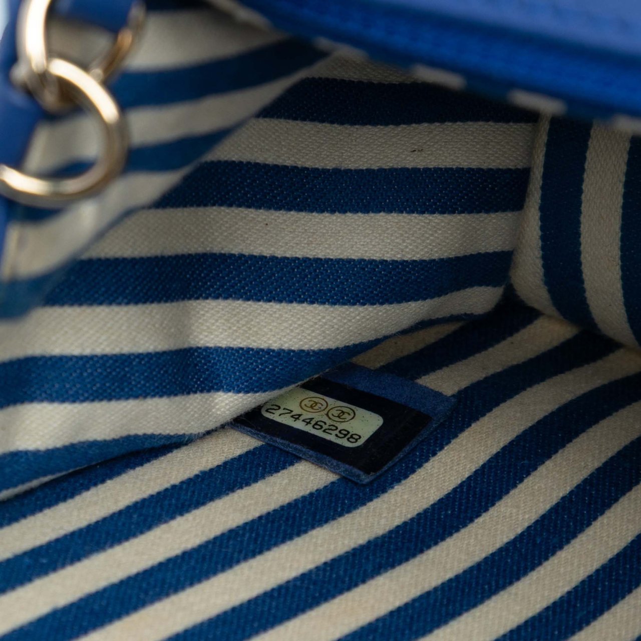 Chanel Medium CC Chevron Calfskin Envelope Flap Blauw