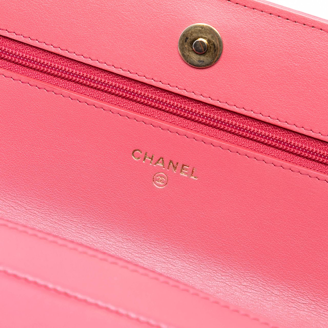 Chanel Quilted Lambskin 19 Wallet on Chain Roze