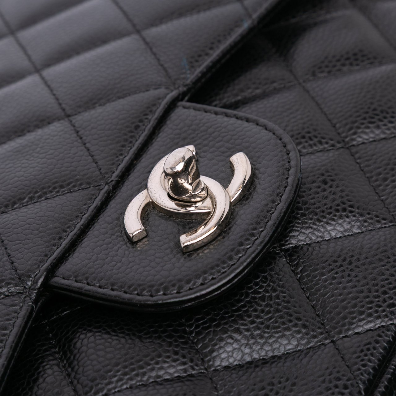 Chanel Jumbo Classic Caviar Double Flap Zwart