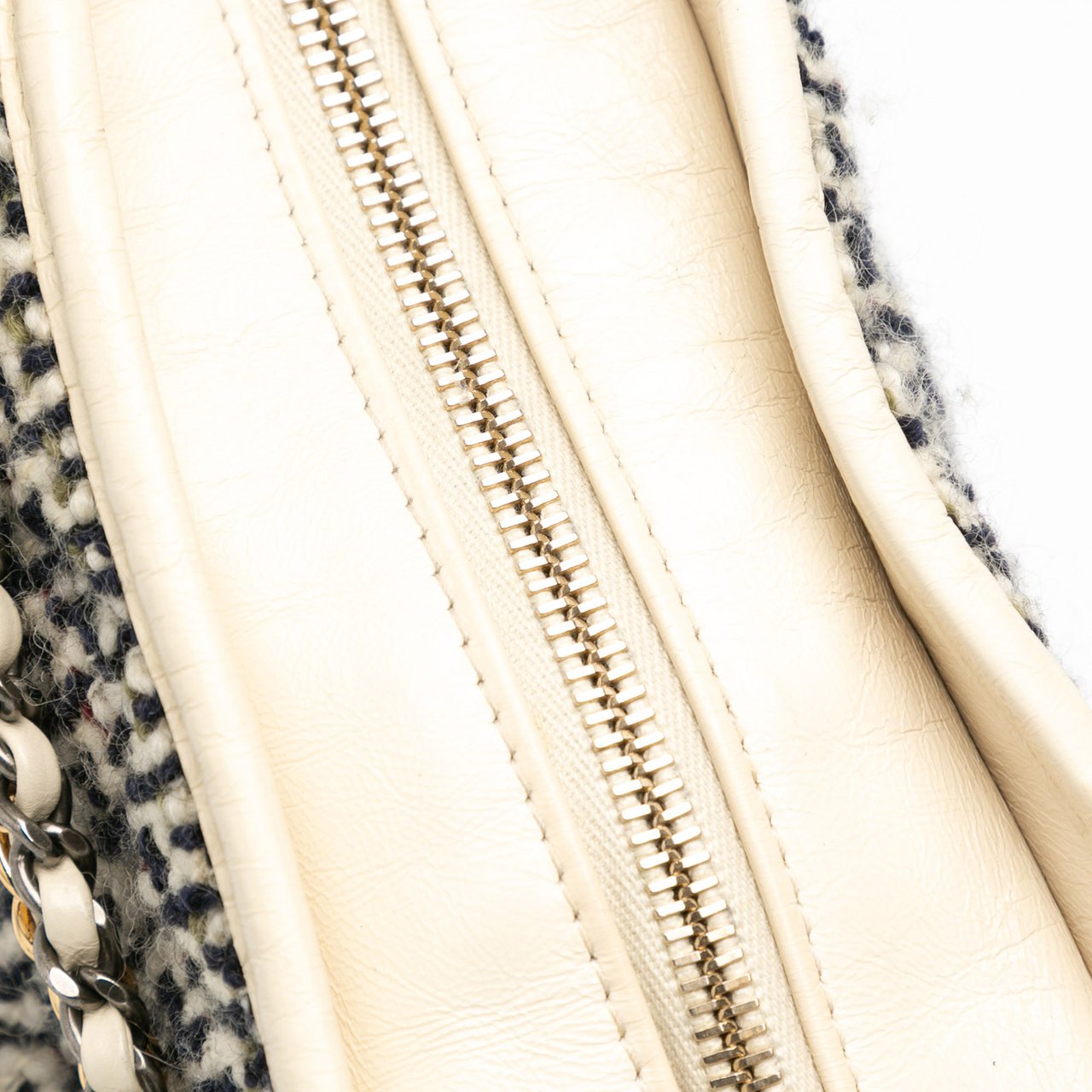 Chanel Medium Tweed and Lambskin Gabrielle Crossbody Blauw