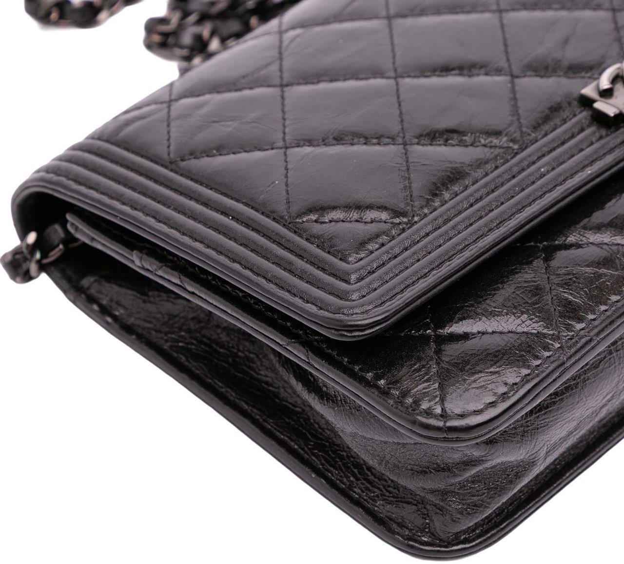 Chanel Quilted Shiny Aged Calfskin Boy Wallet On Chain Zwart