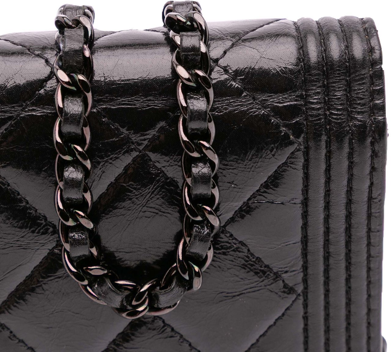 Chanel Quilted Shiny Aged Calfskin Boy Wallet On Chain Zwart