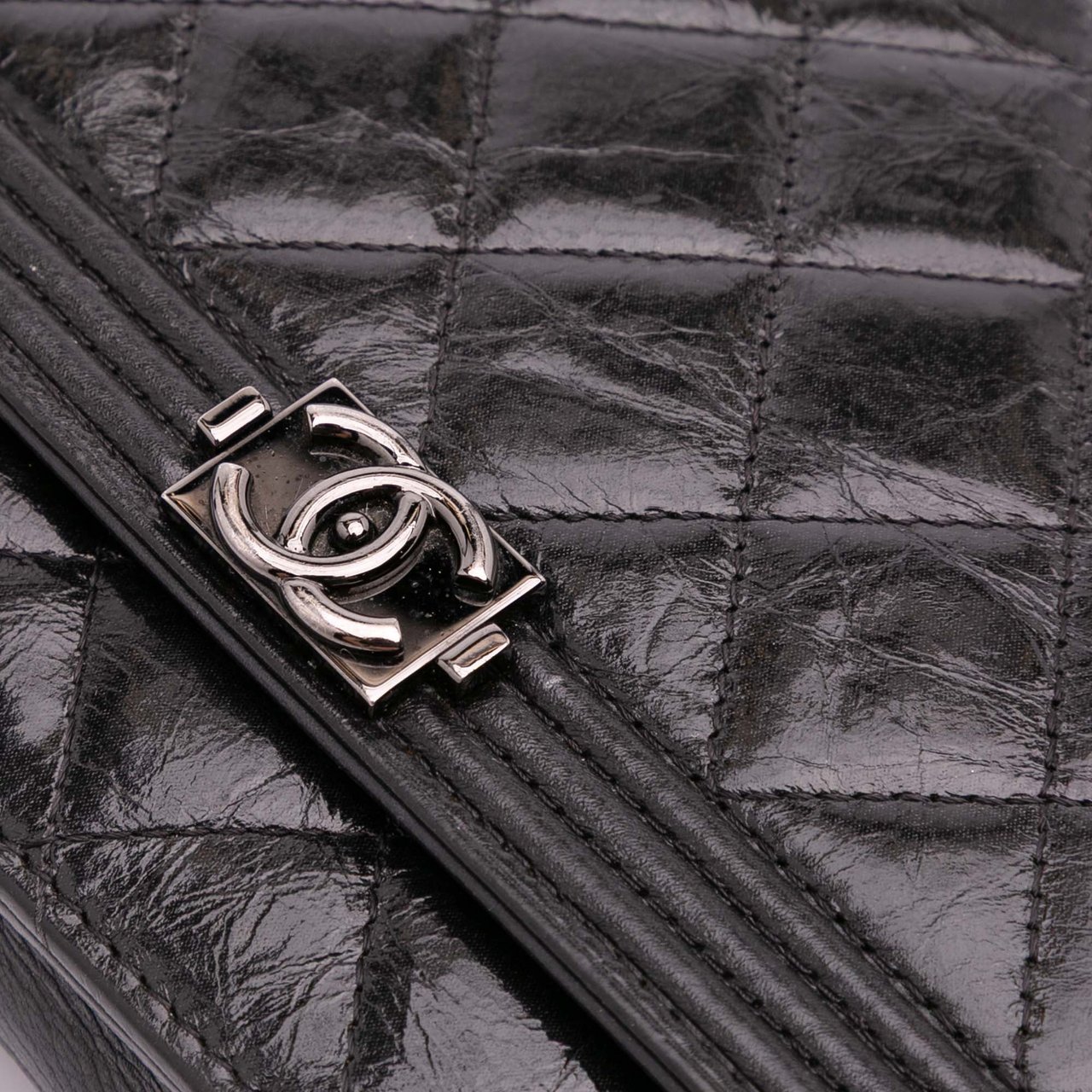 Chanel Quilted Shiny Aged Calfskin Boy Wallet On Chain Zwart