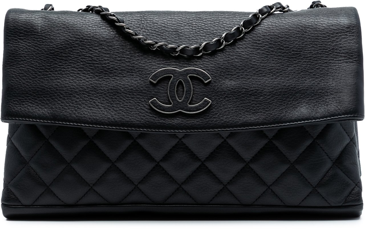 Chanel CC Quilted Calfskin Hamptons Foldover Flap Zwart