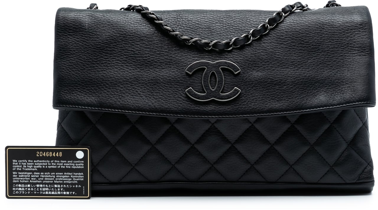 Chanel CC Quilted Calfskin Hamptons Foldover Flap Zwart