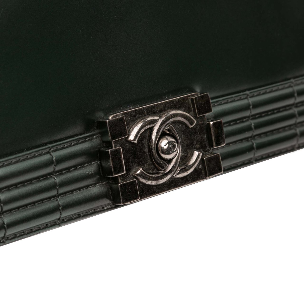 Chanel Old Medium Metallic Lambskin Boy Reverso Flap Groen