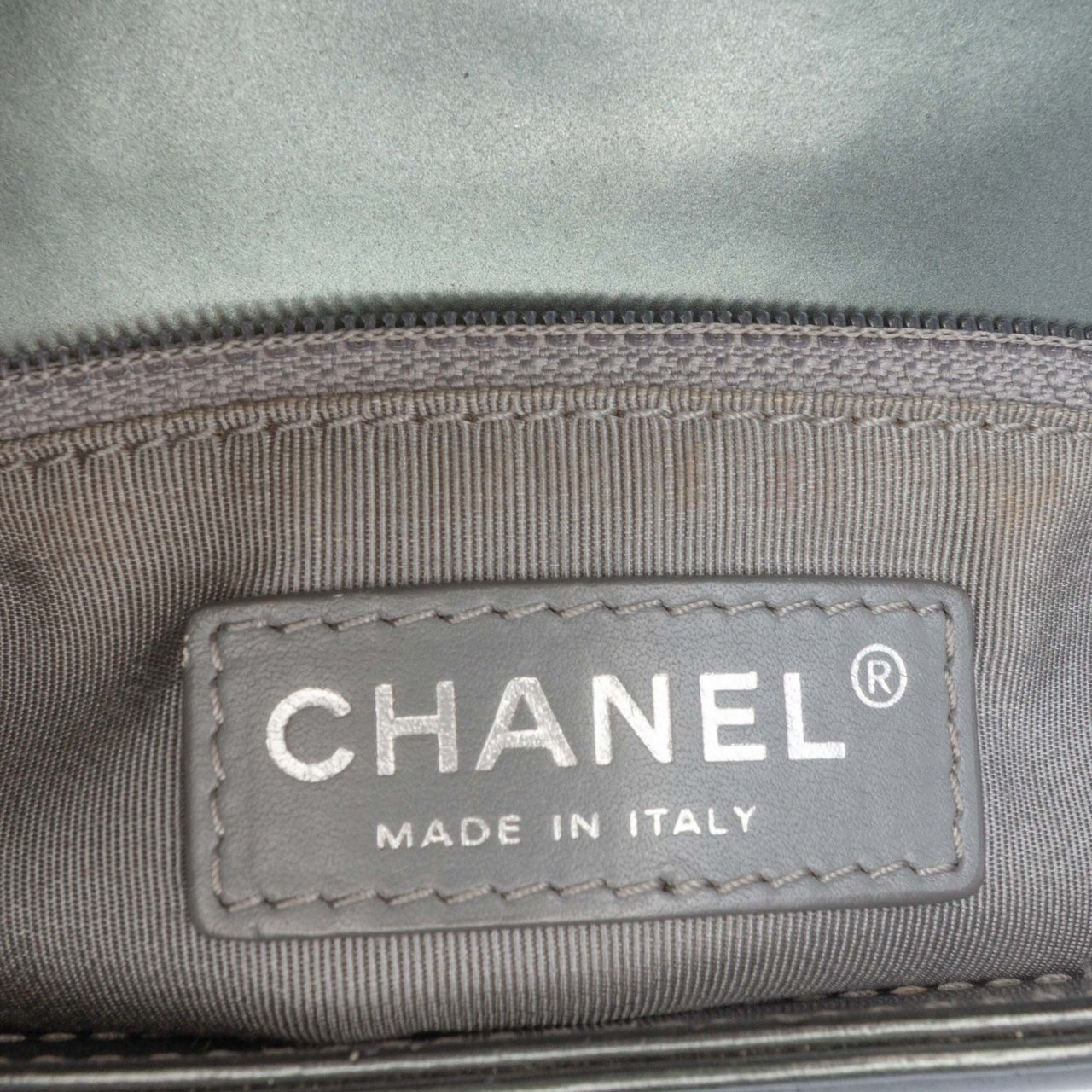 Chanel Old Medium Metallic Lambskin Boy Reverso Flap Groen