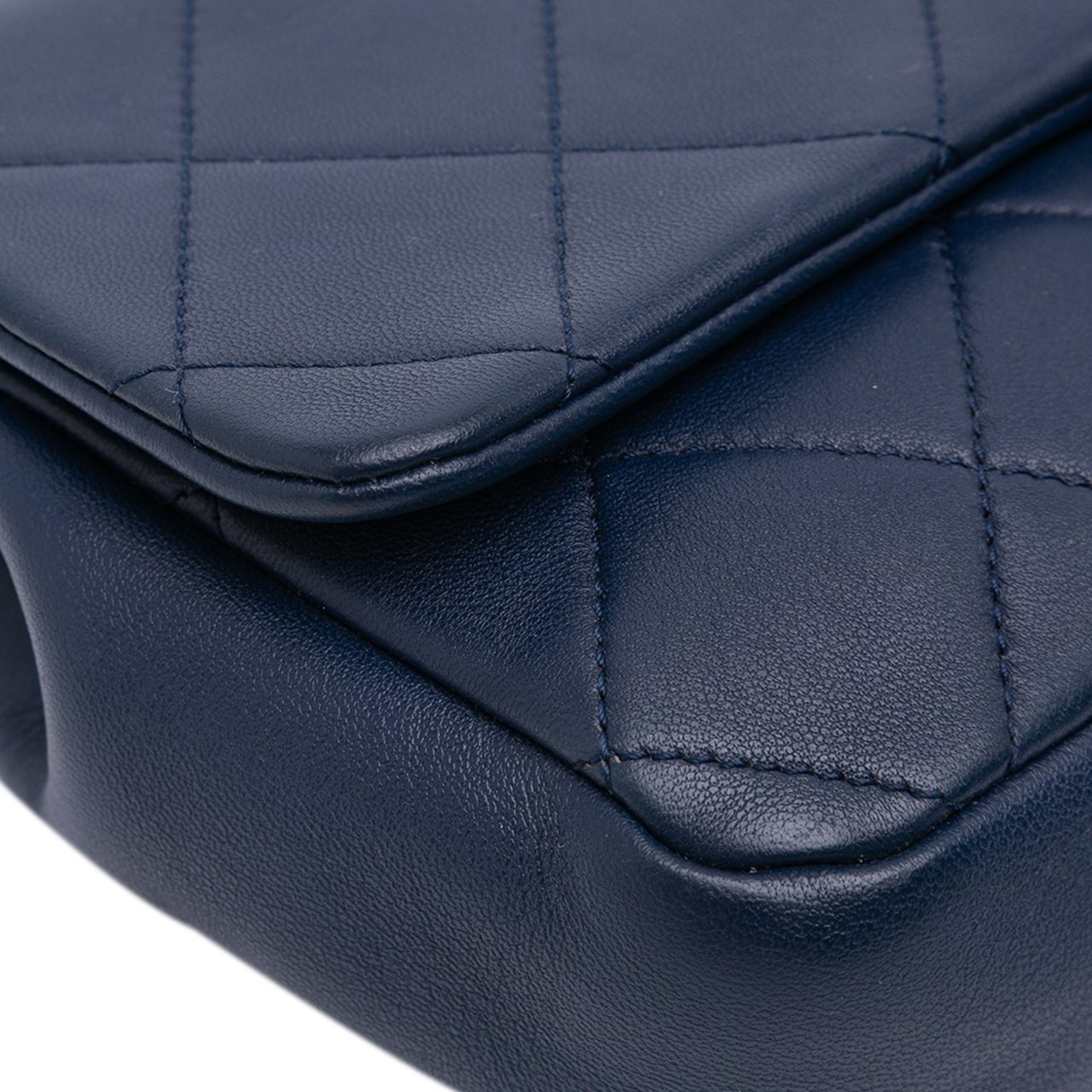 Chanel Small Lambskin Elegant Chain Single Flap Blauw