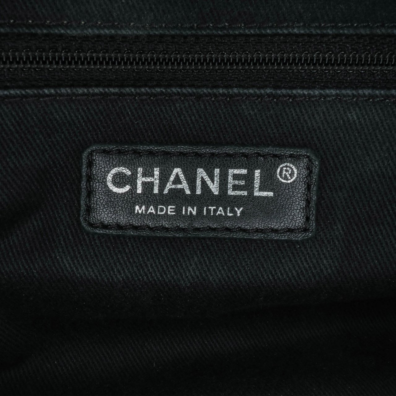 Chanel Jumbo Quilted Caviar Easy Flap Paars
