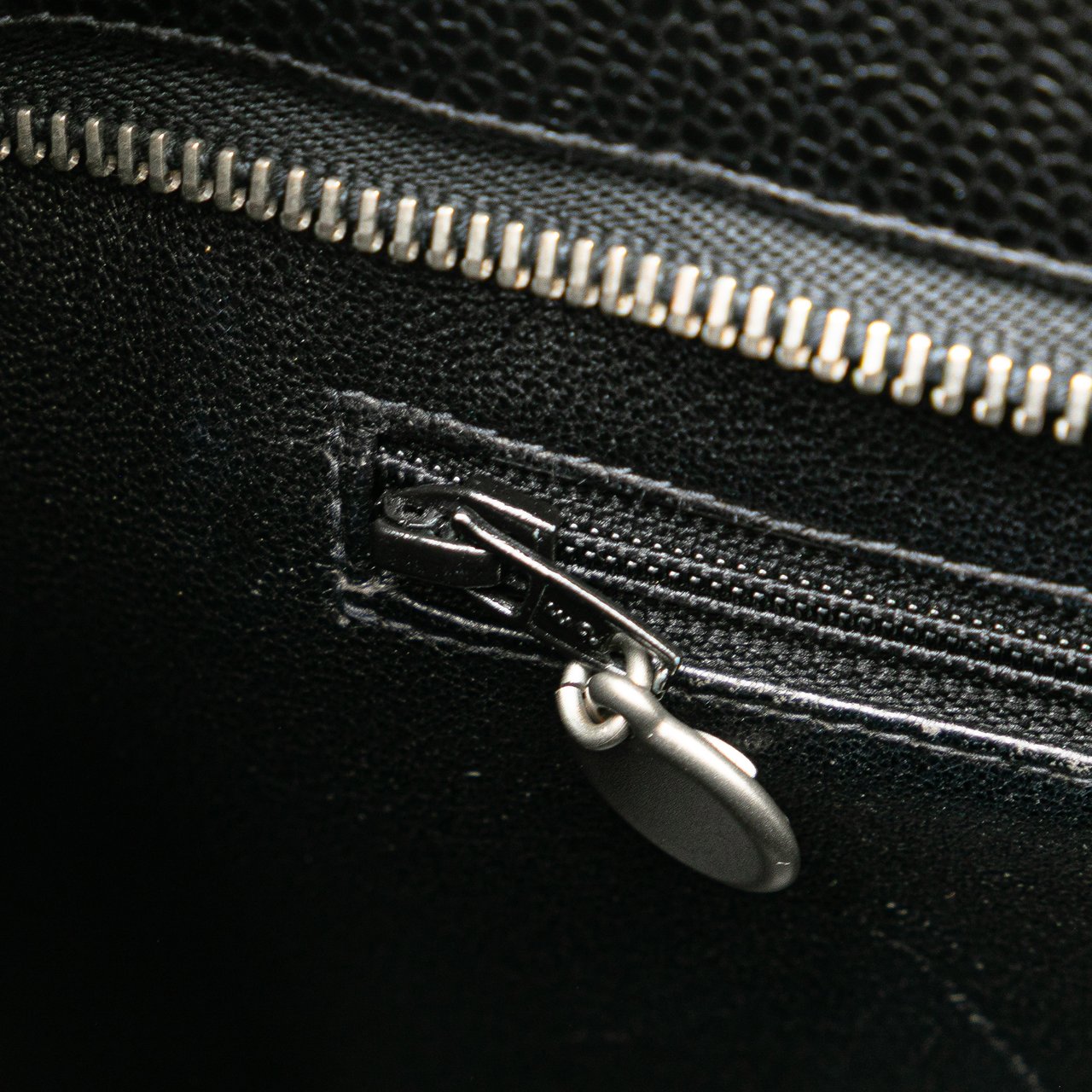 Chanel Caviar Medallion Tote Zwart