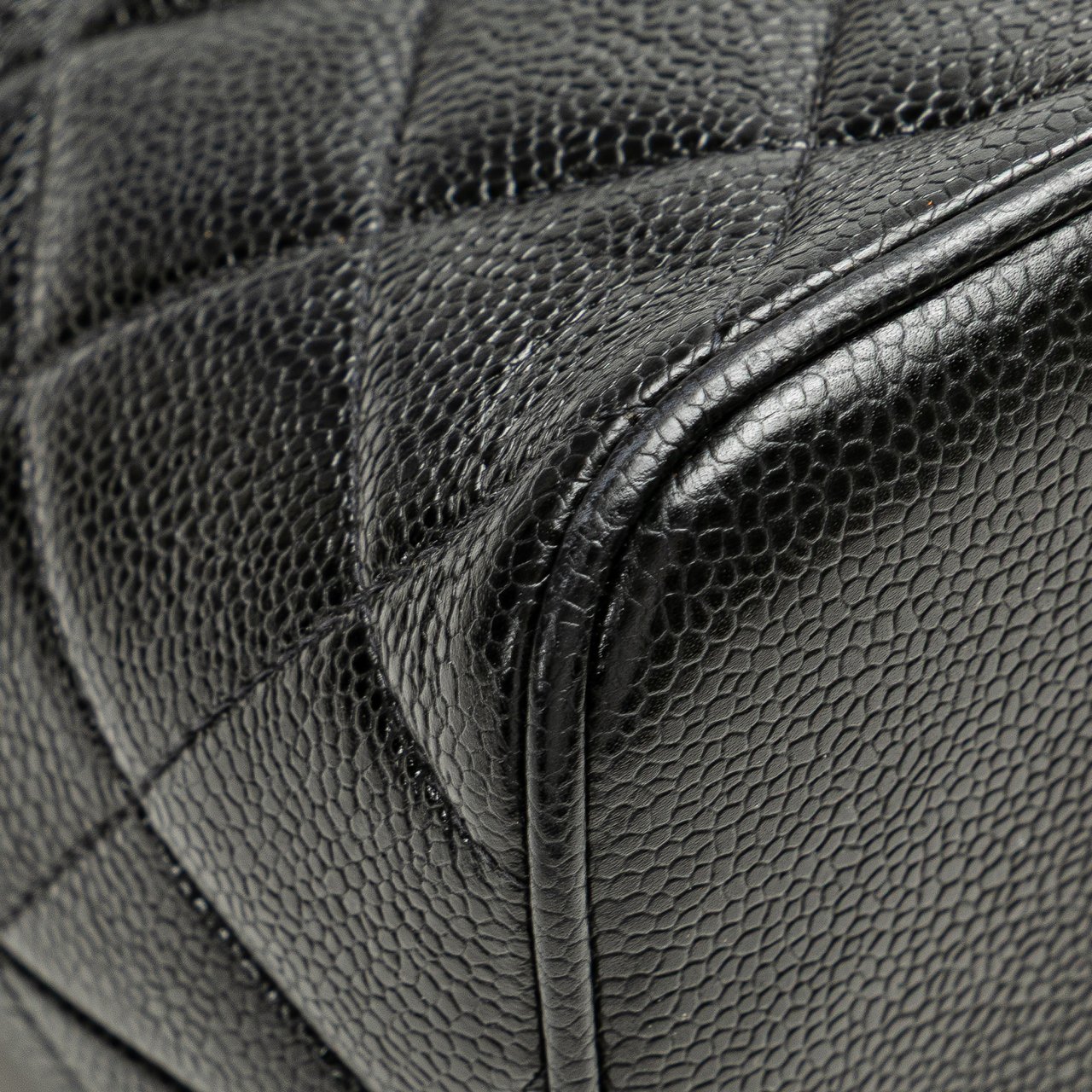 Chanel Caviar Medallion Tote Zwart