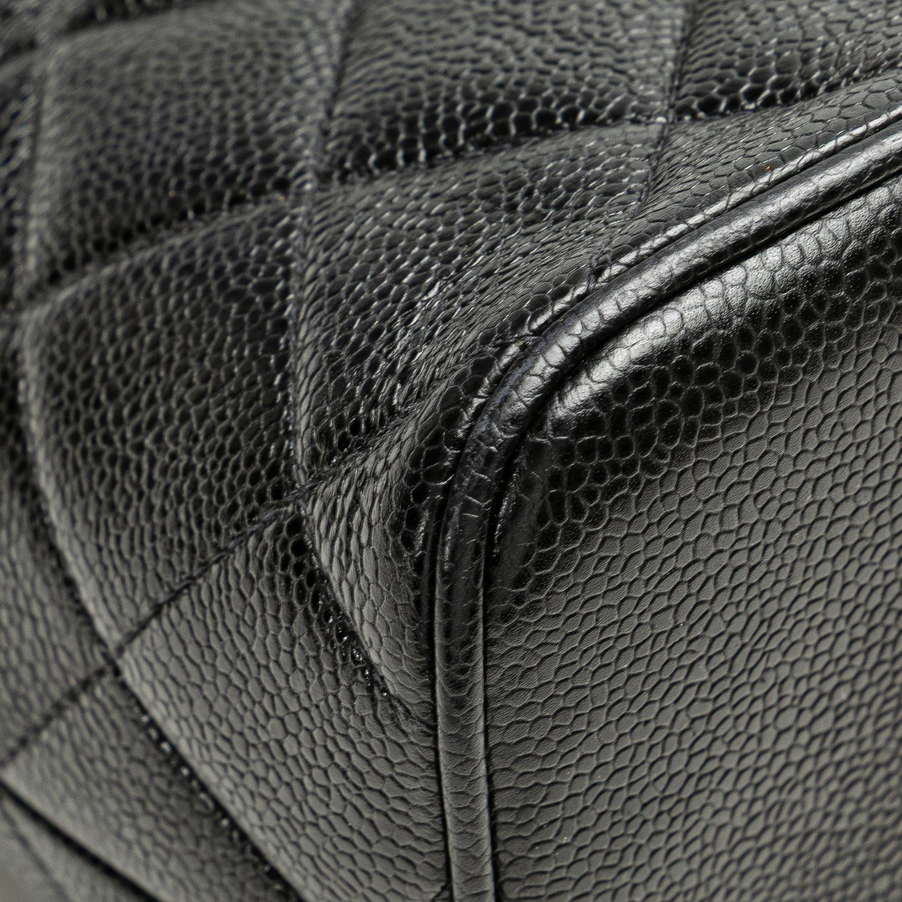 Chanel Caviar Medallion Tote Zwart