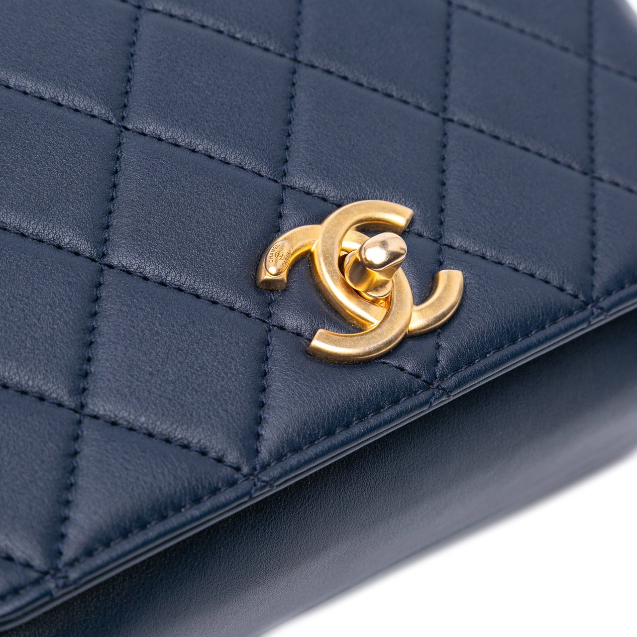 Chanel Mini Quilted Lambskin Pearl Chain Flap Blauw
