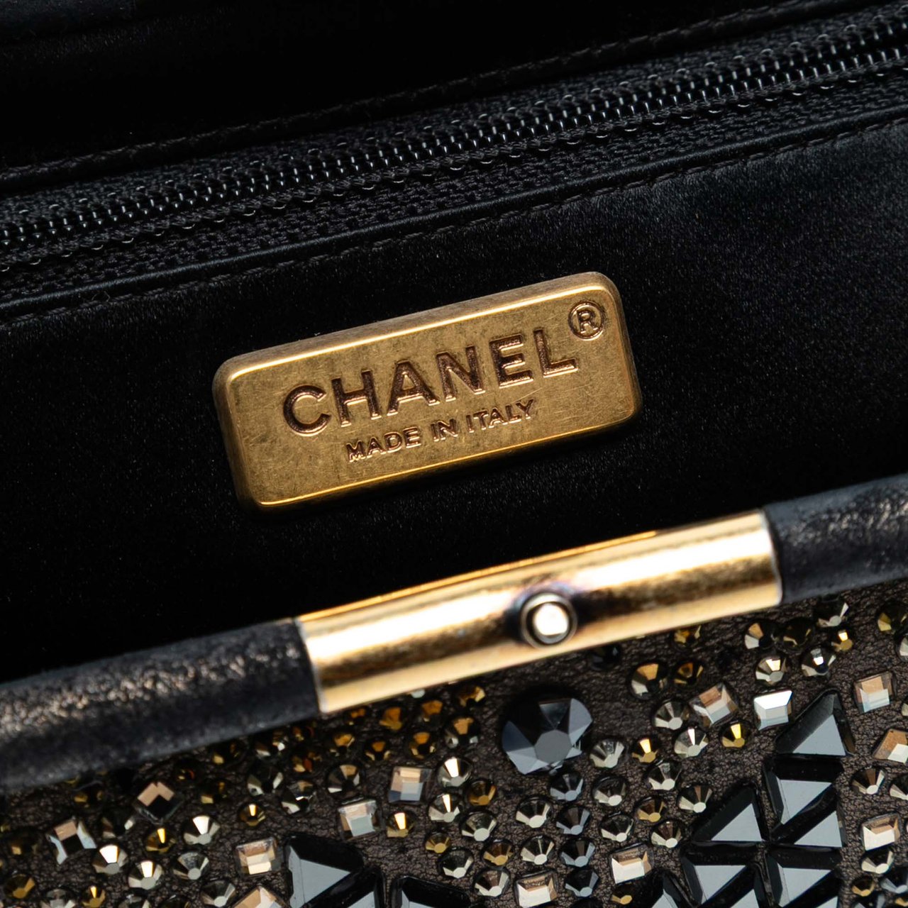 Chanel CC Glitter Lambskin Studded Frame Clutch on Chain Zwart