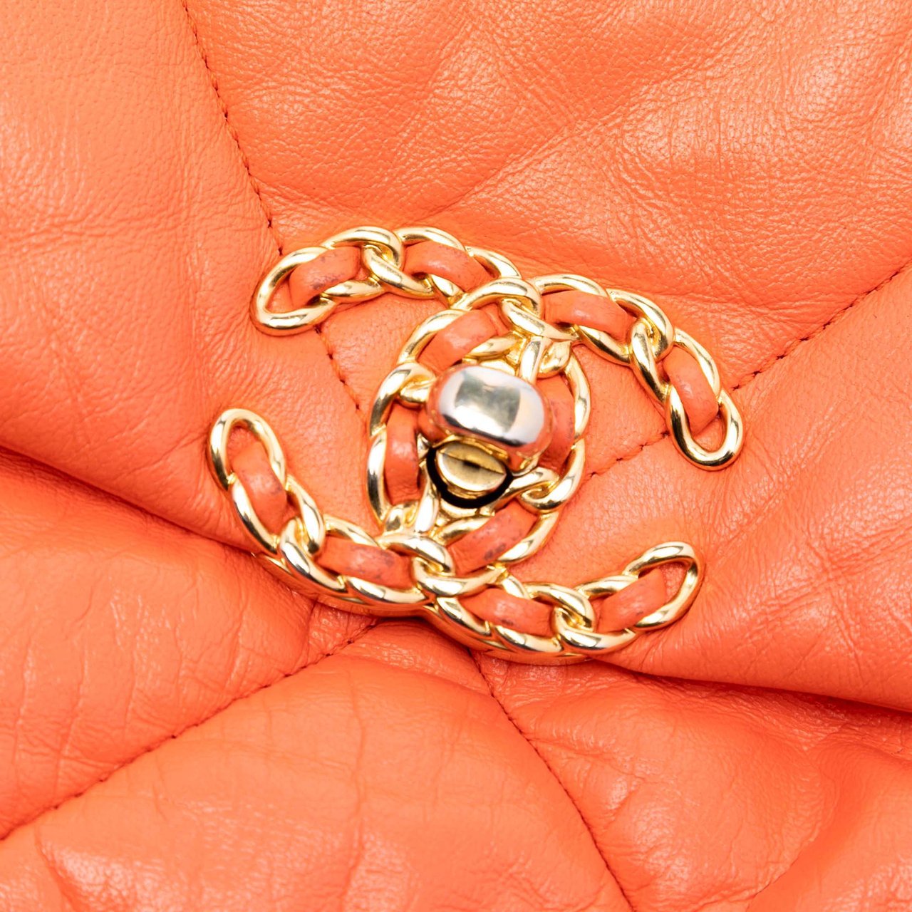 Chanel Medium Lambskin 19 Flap Oranje