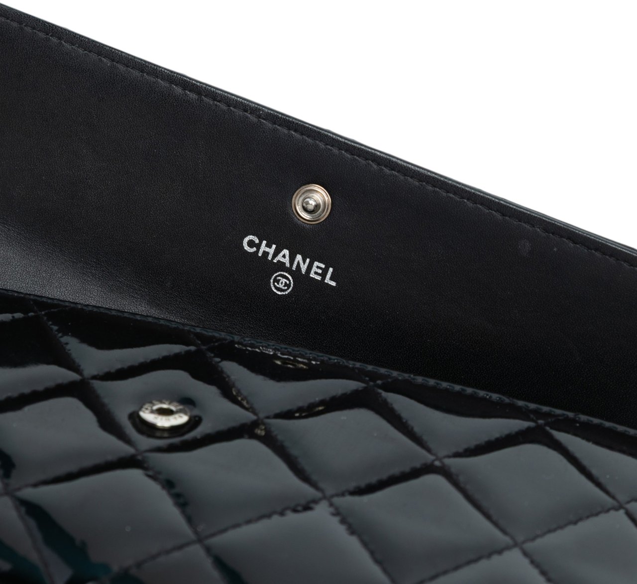 Chanel Large CC Quilted Patent Flap Wallet Zwart