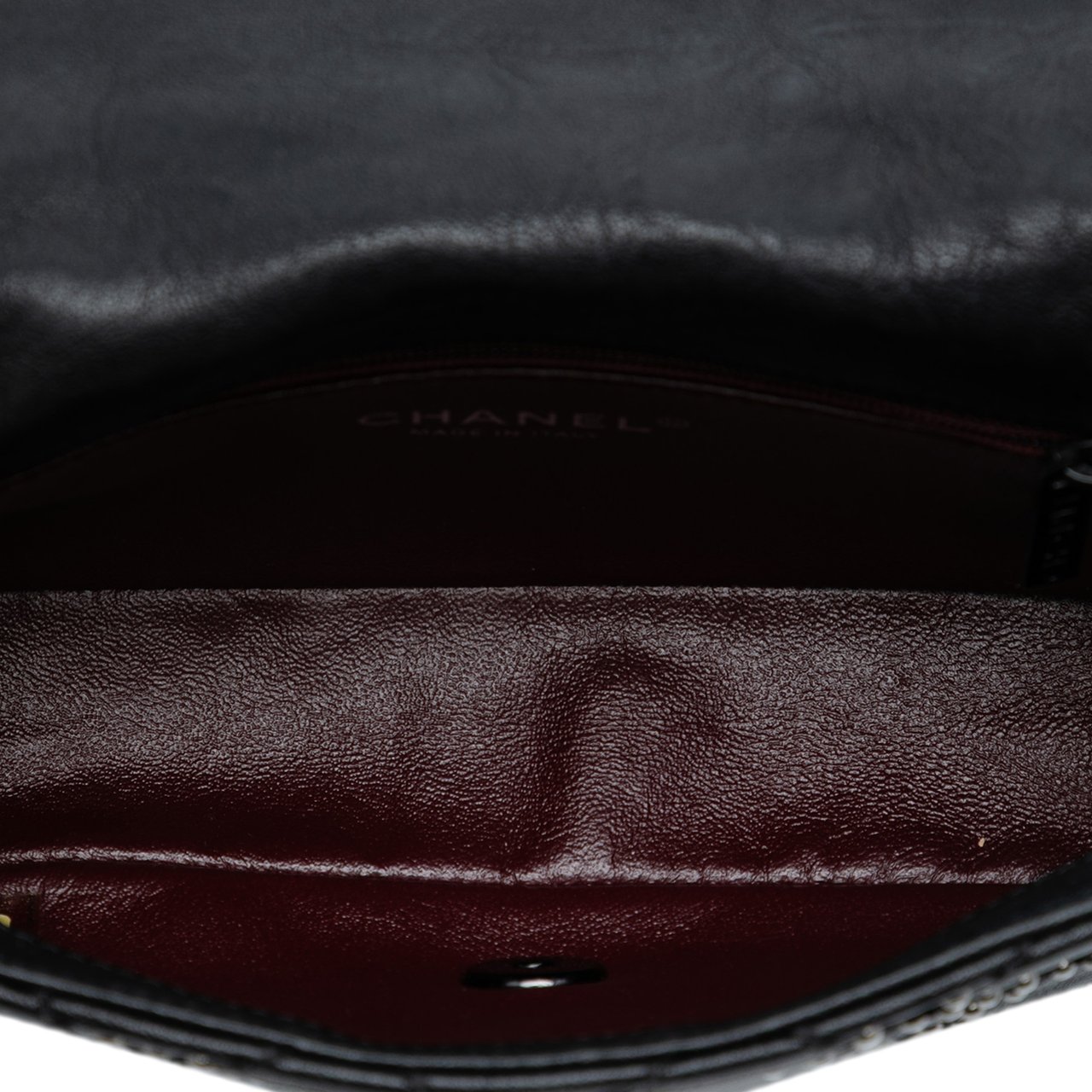 Chanel Small Quilted Distressed Calfskin Studded Metal Beauty Flap Zwart