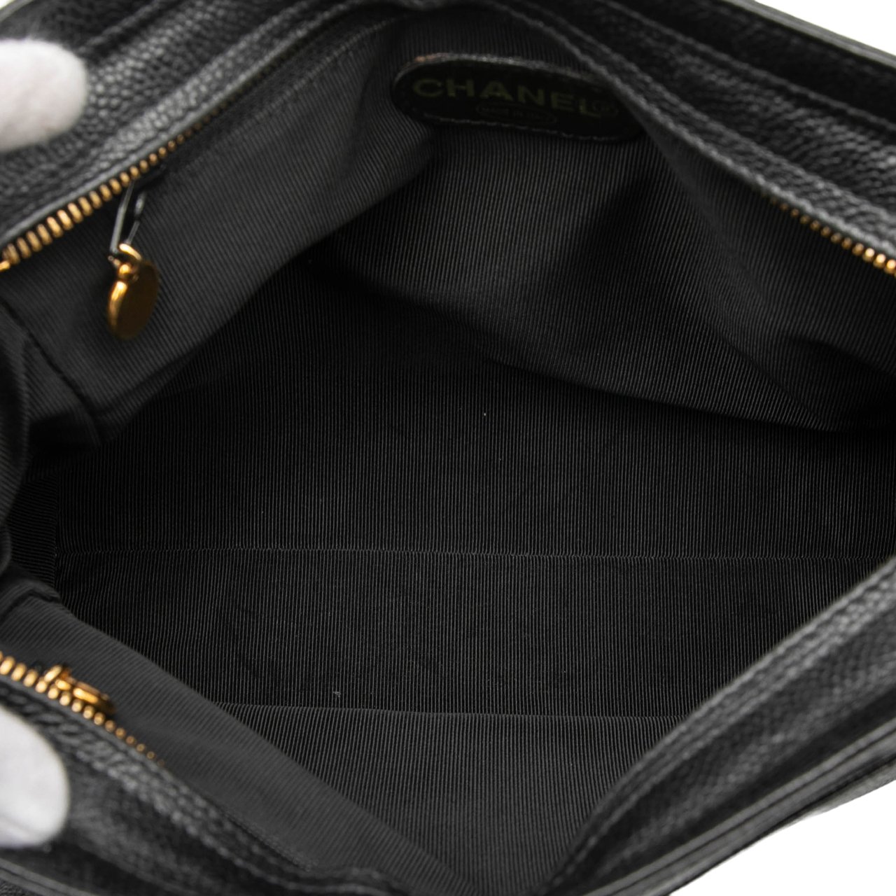 Chanel Caviar Logo Chain Shoulder Bag Zwart